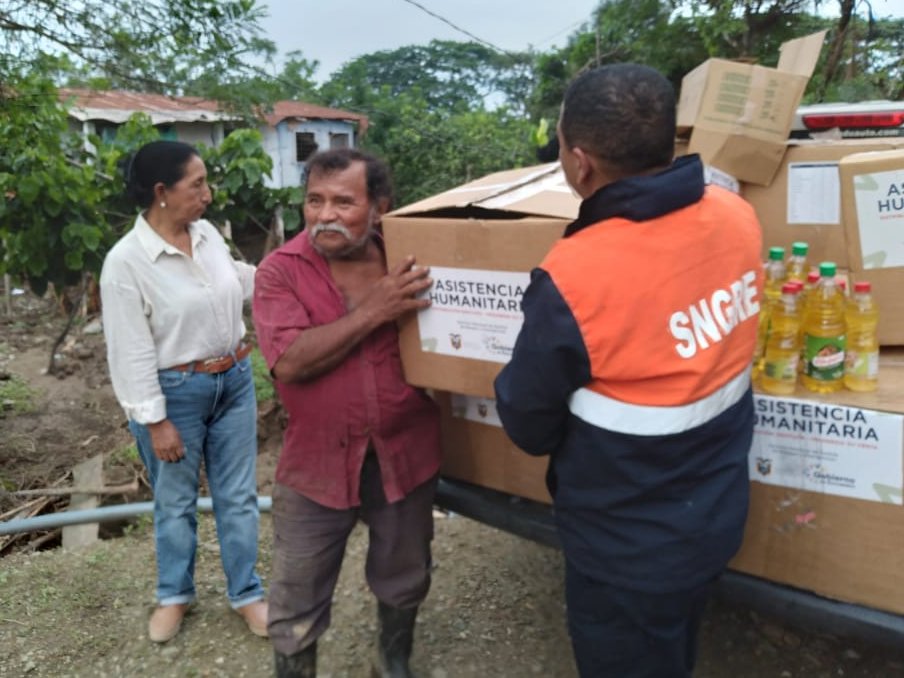 Secretaría de Gestión de Riesgos entregó kits a 12 familias en Guayas tras crecida del río