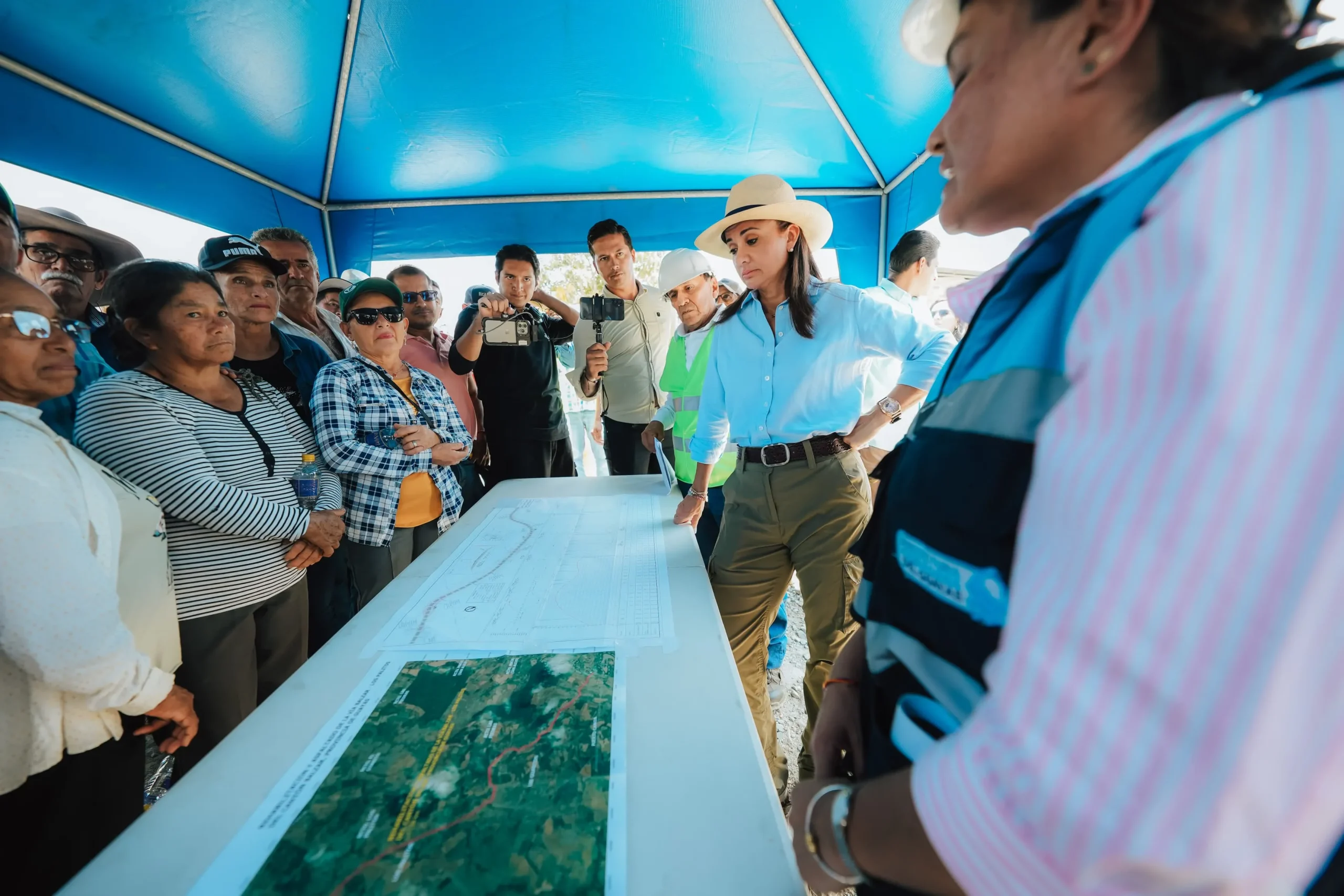 Prefectura avanza 60% en vía Balzar-Los Palitos y entrega kits de agua