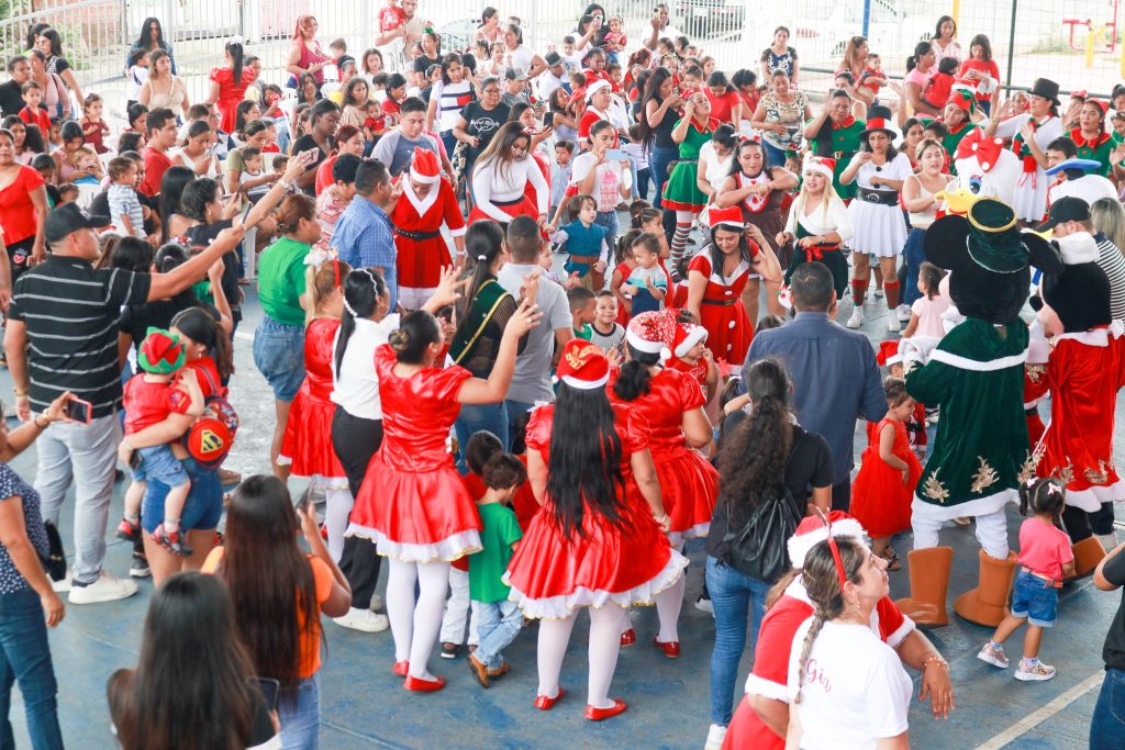 Niños de Nobol celebraron Navidad con show infantil en Ciudadela Narcisa