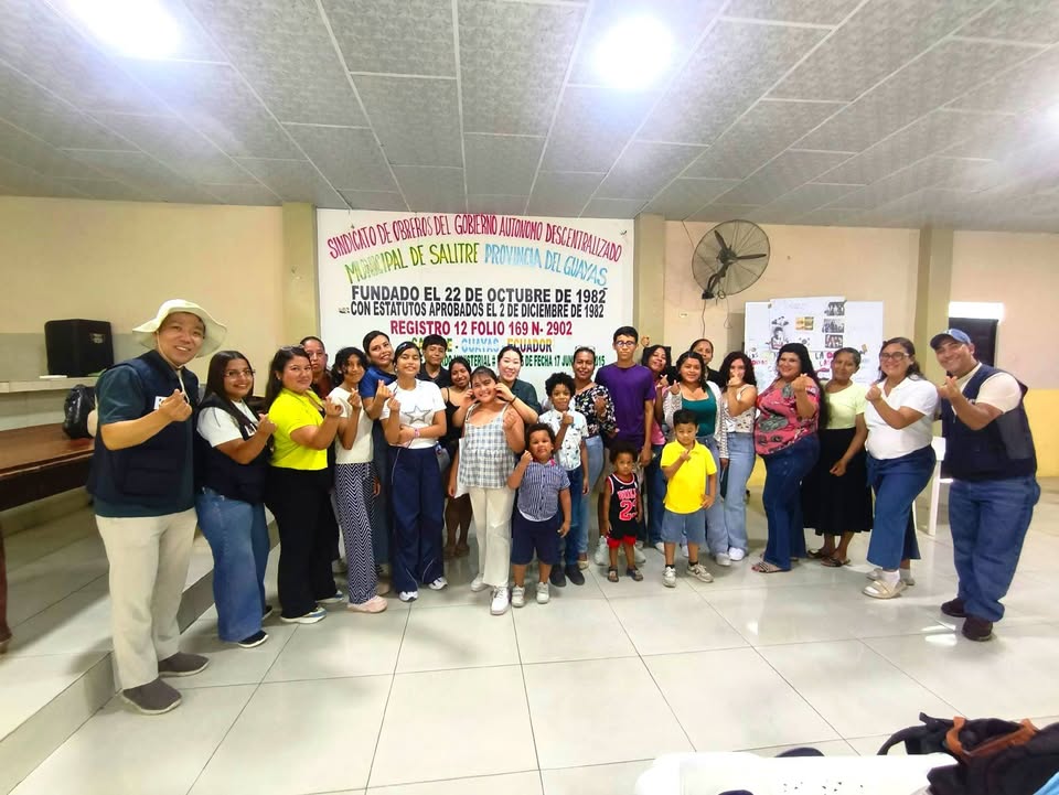 Alumnos de Salitre celebran clausura del curso de coreano con juegos y premios