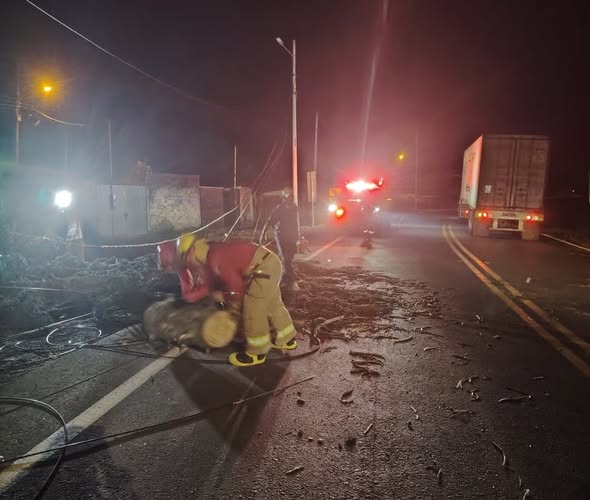 Bomberos de El Empalme liberan calles tras fuertes lluvias del fin de semana