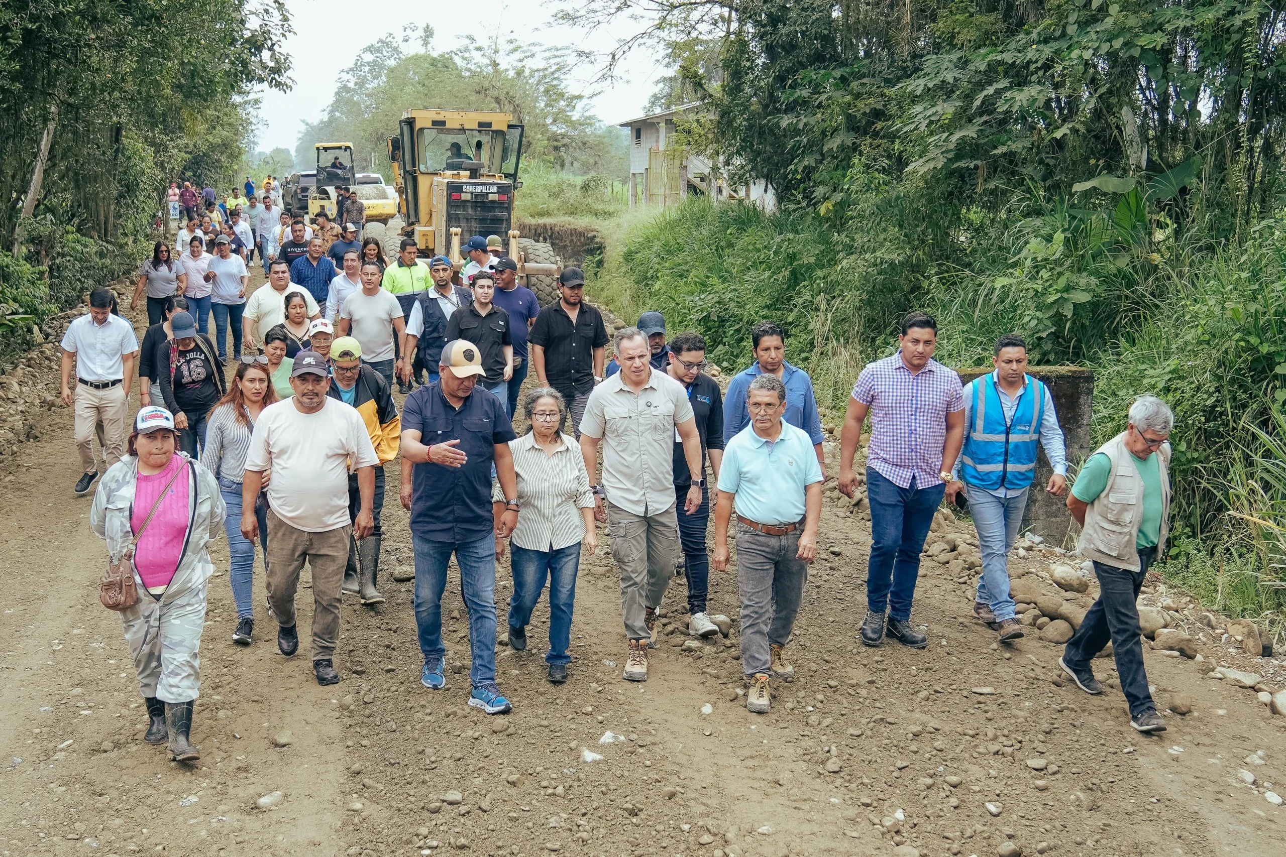 Prefectura del Guayas avanza en reconformación vial para 520 habitantes de Bucay