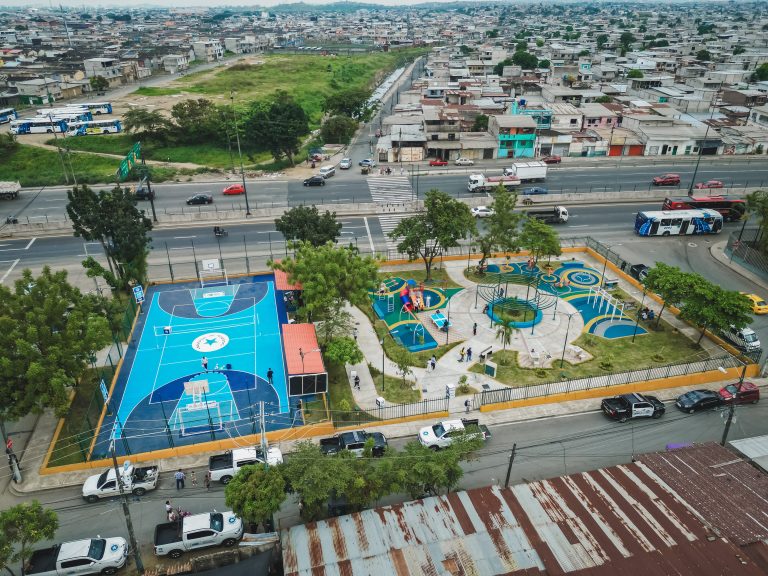 Agentes de tránsito controlan la vía en Guayaquil durante cortes de energía