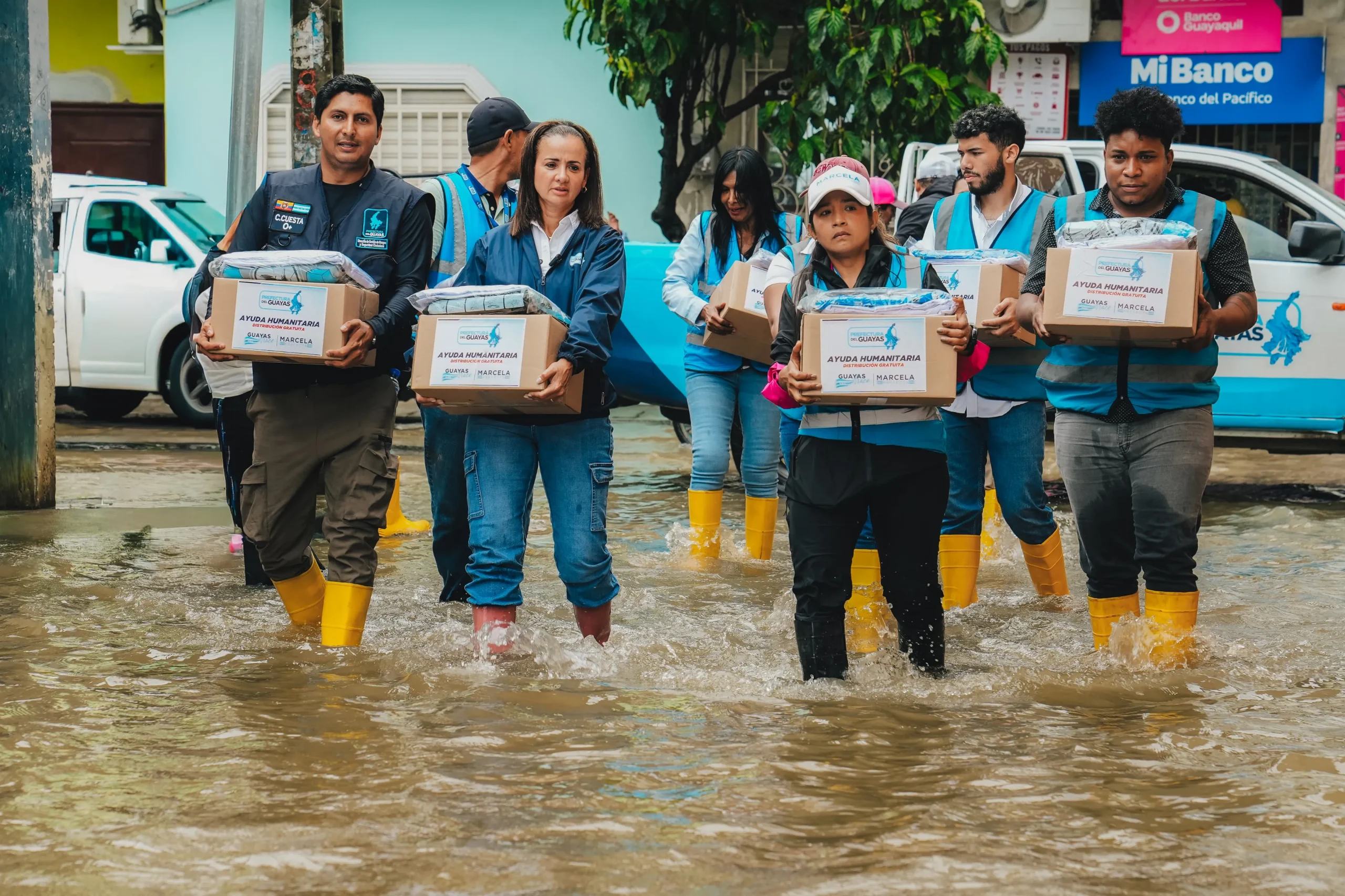 Prefectura del Guayas lleva ayuda humanitaria a 300 familias en La Estrella, Salitre