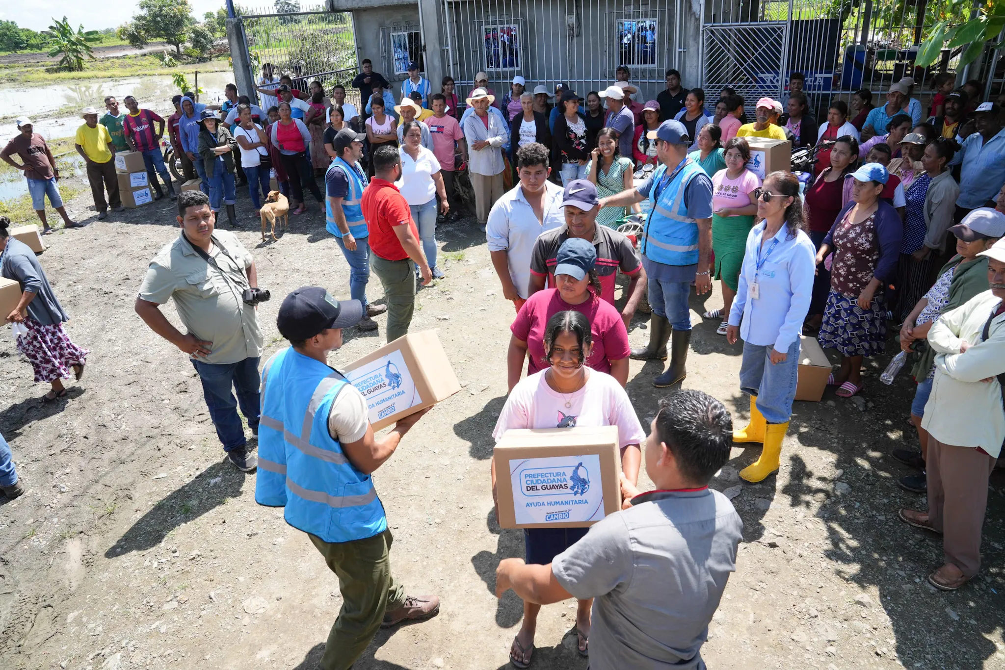 Prefectura del Guayas entregó kits humanitarios en Santa Lucía