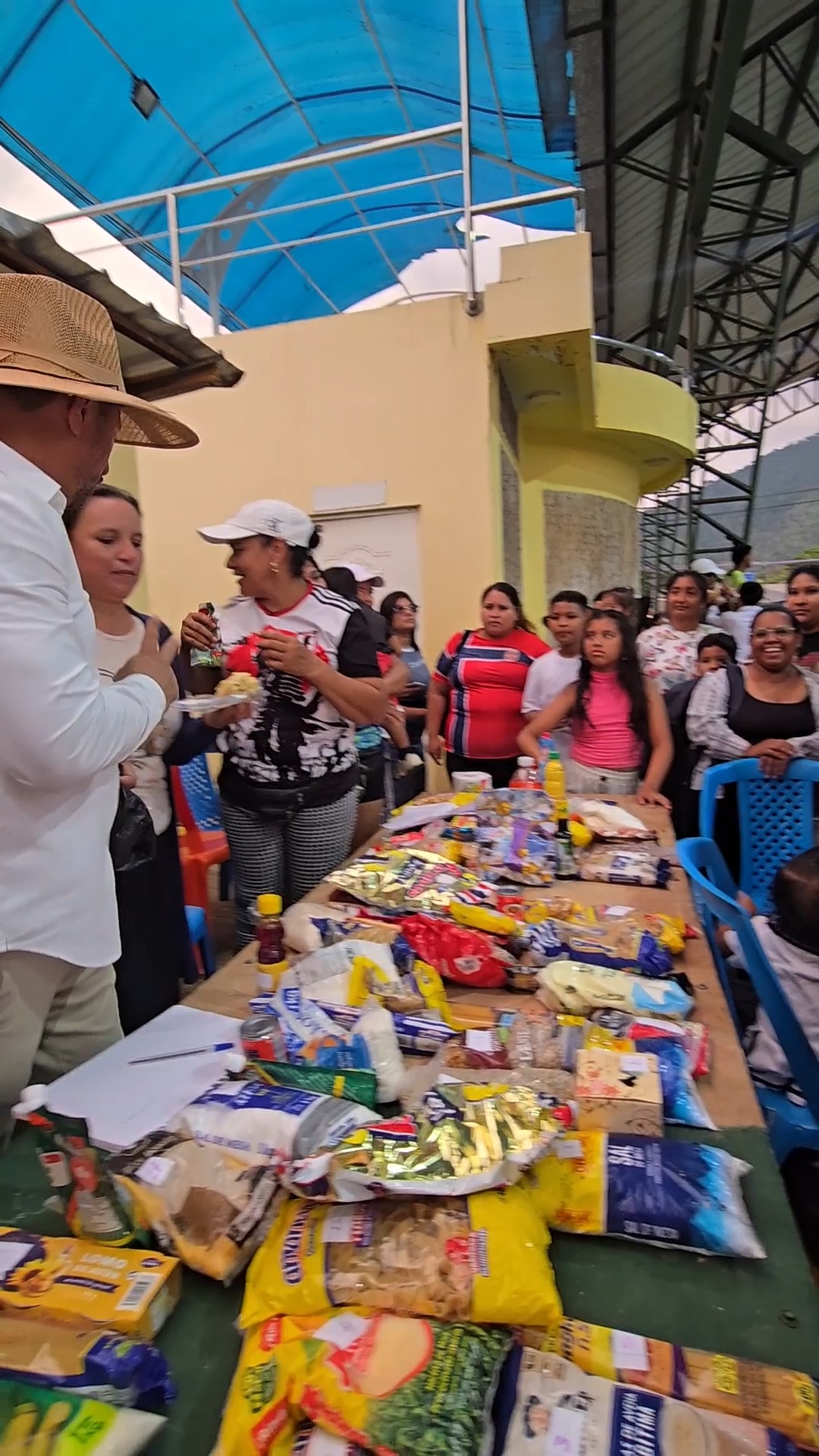 Alcaldía de Naranjal entrega balones y gestiona cubierta escolar en Taura