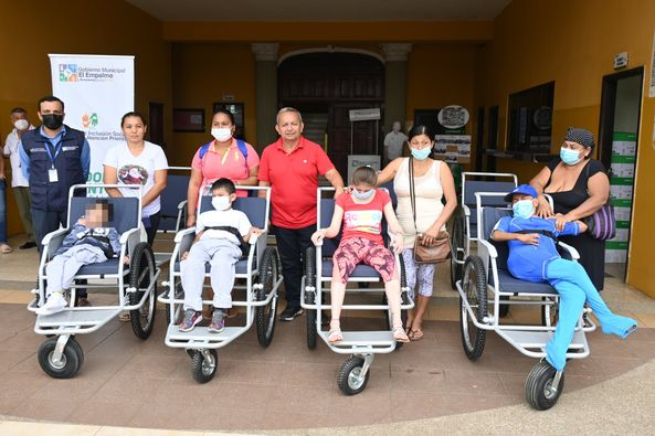 Alcaldía de El Empalme entrega sillas todoterreno a niños con discapacidad