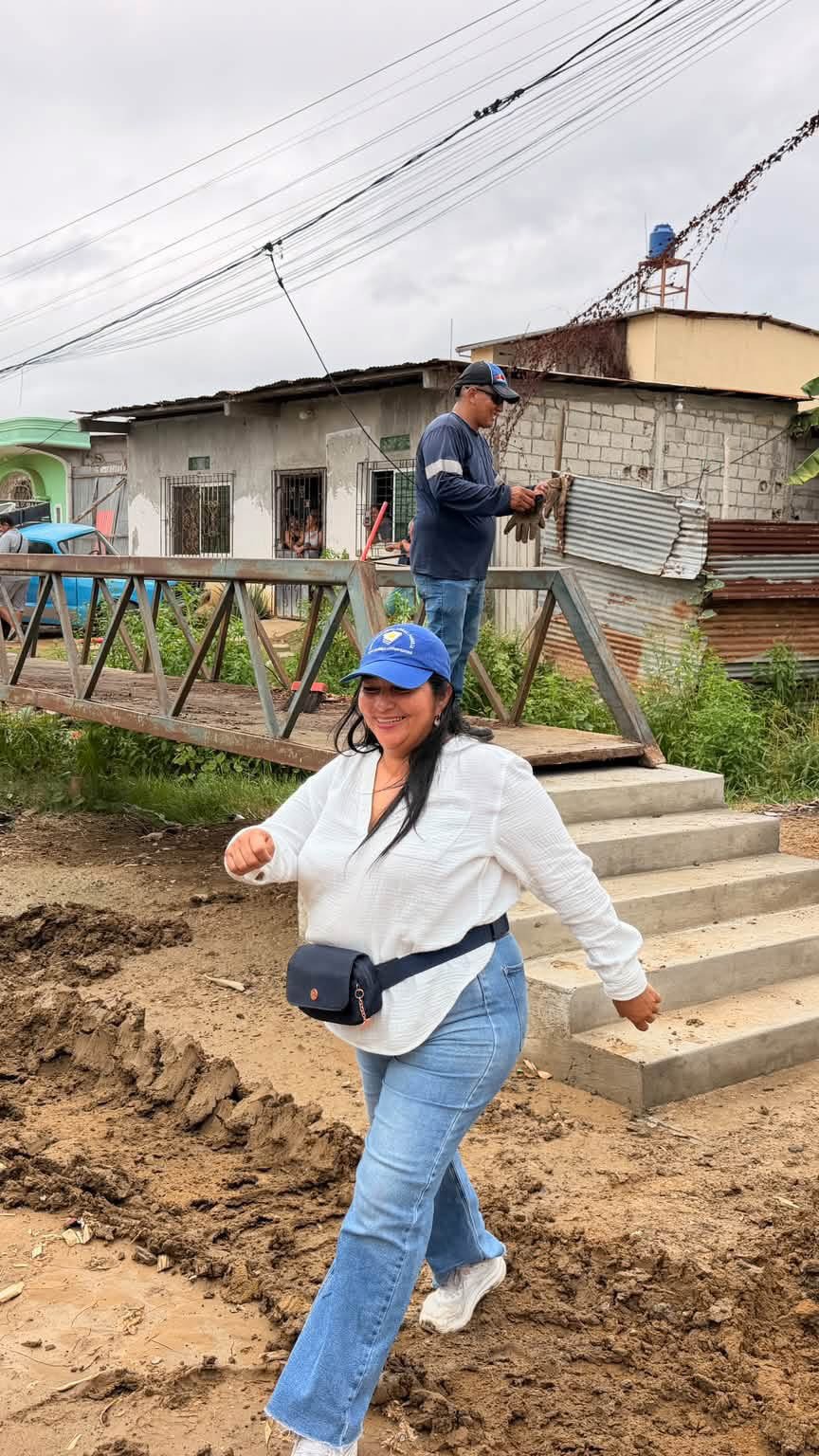 Puente metálico reubicado en La Fortuna mejora paso sobre canal de aguas lluvias
