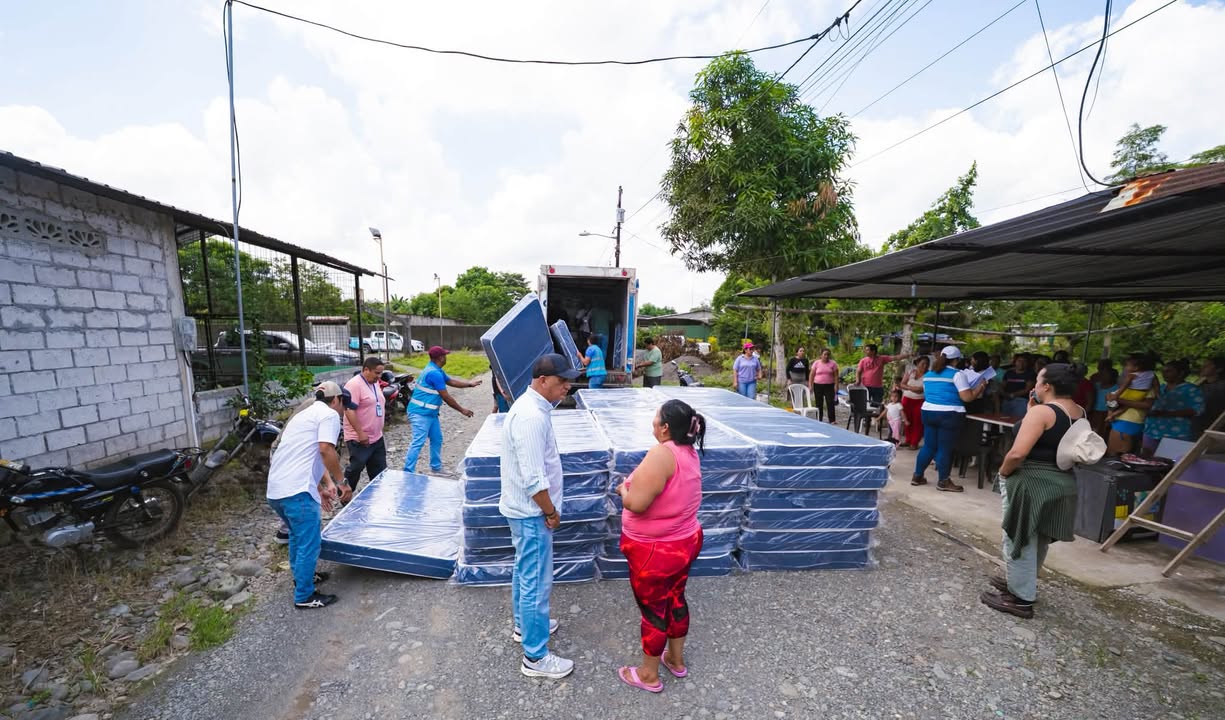 Bucay entrega kits humanitarios a familias de San Pedro tras inundaciones