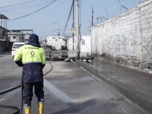 Multas y limpieza en Guasmo Sur tras acumulación de basura frente al colegio