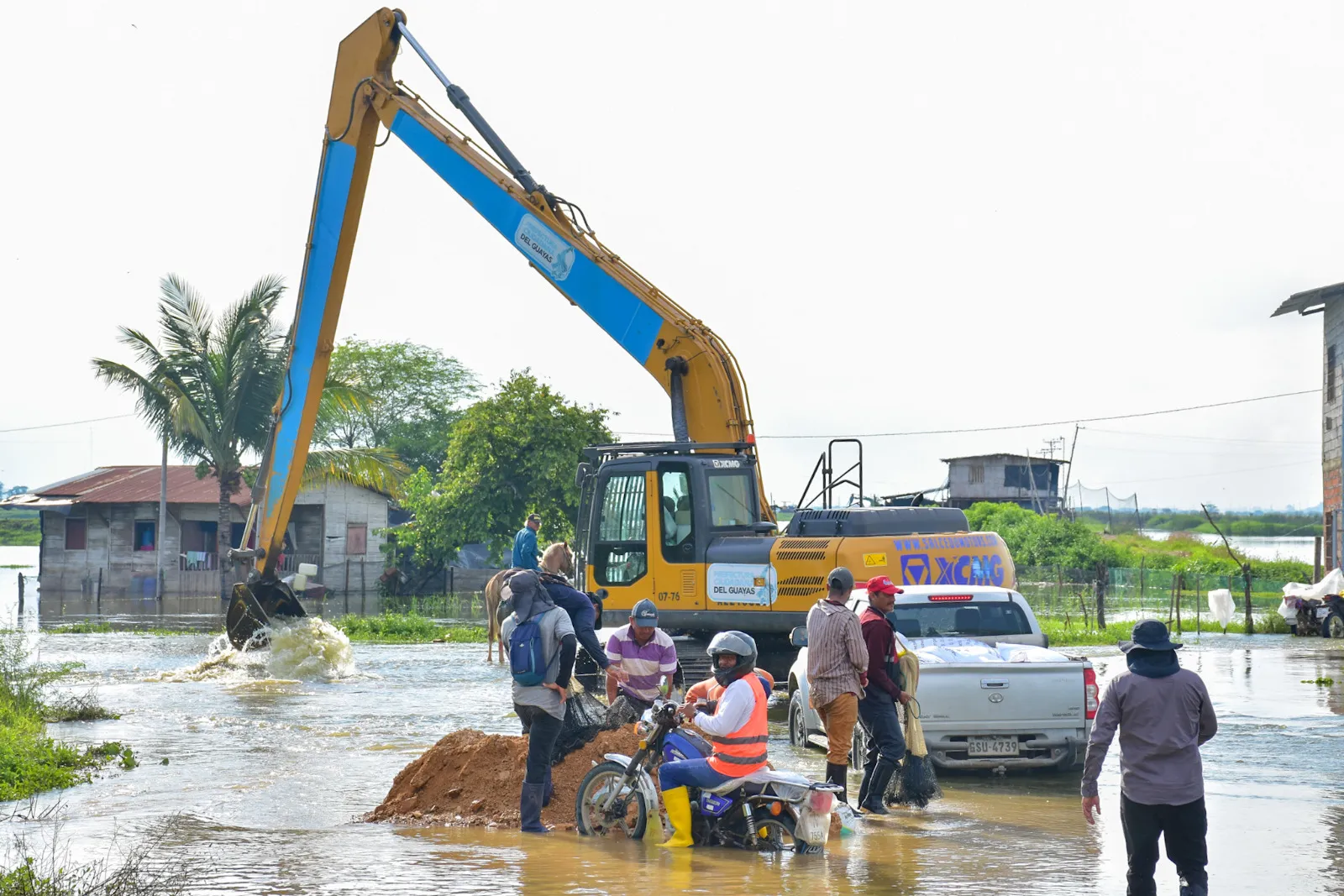 Prefectura del Guayas atiende inundaciones en La Ensenada y Magdalena 1 de Durán