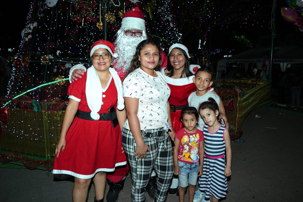 Naranjito encendió su Árbol de Navidad con show y chocolate caliente
