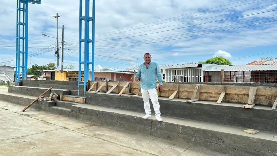 Avanzan obra de cubierta y remodelación del parque en Pueblo Nuevo
