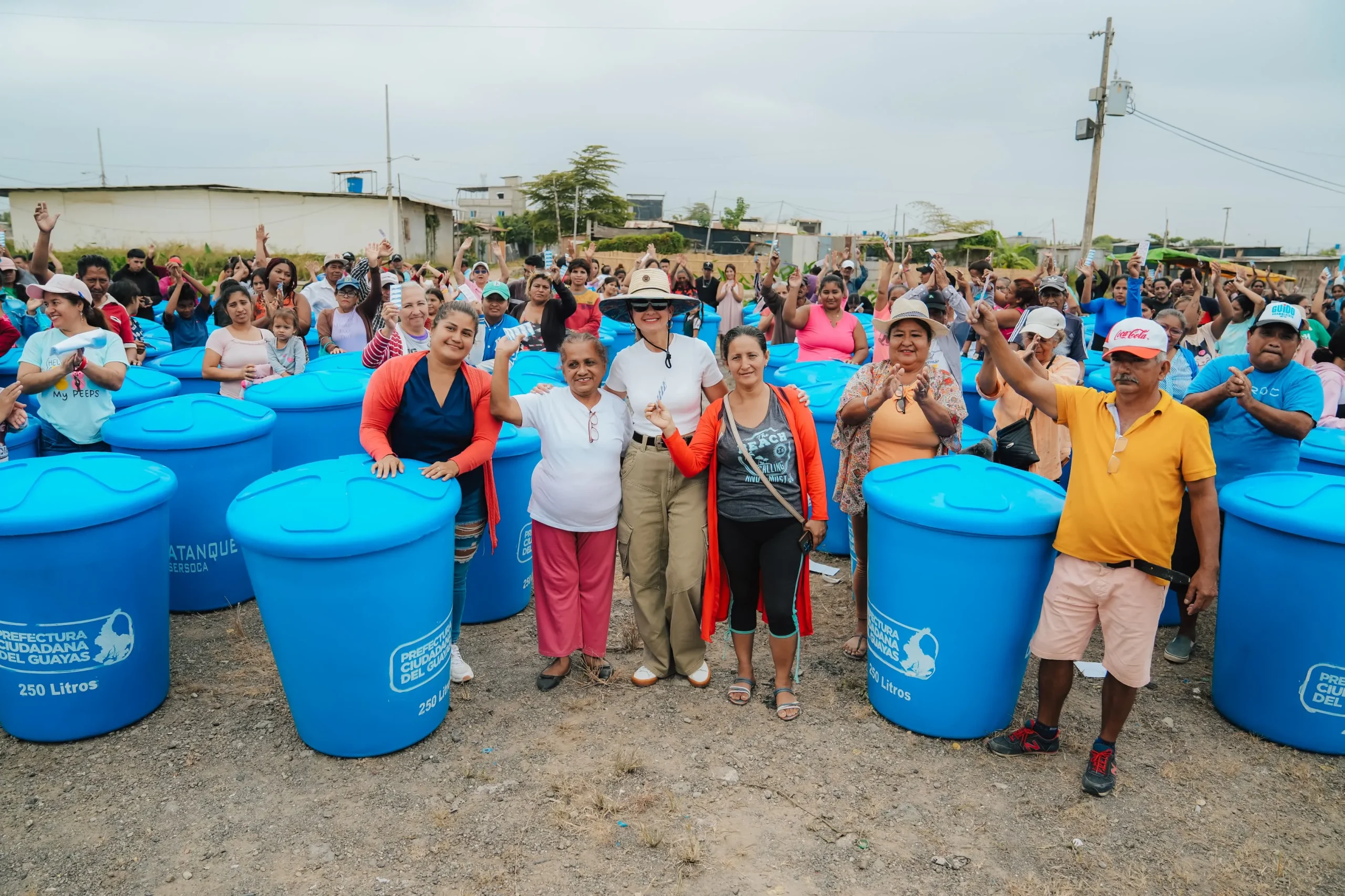 Prefectura del Guayas entrega tanques con tapa en Una Sola Fuerza, Durán