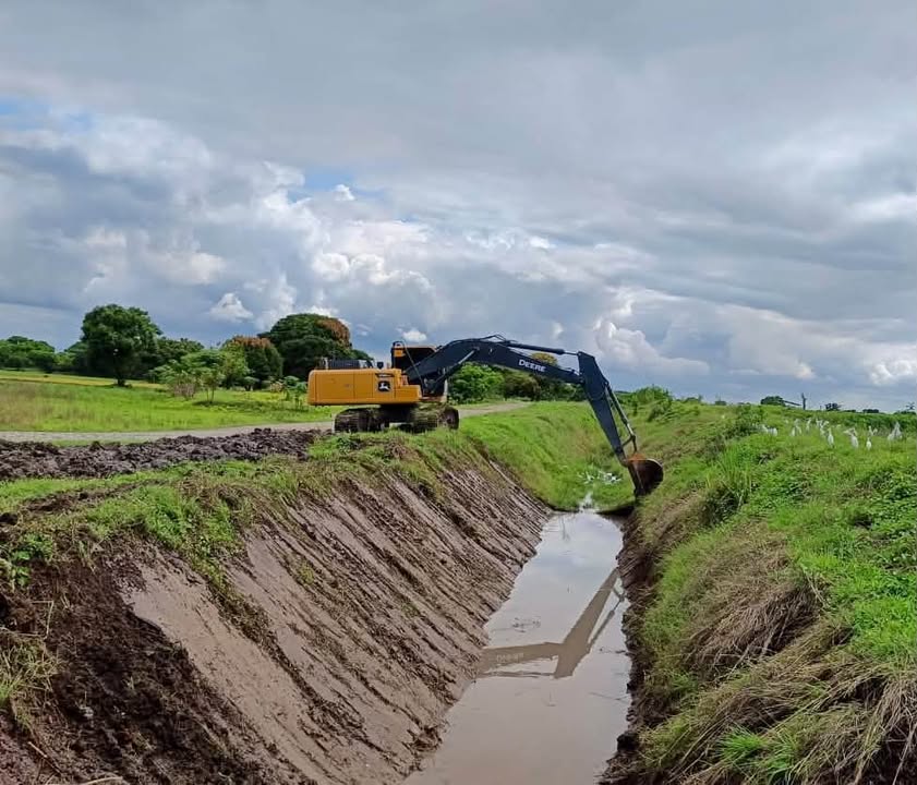 Alcaldía de Santa Lucía limpia canales para evitar inundaciones en tres recintos