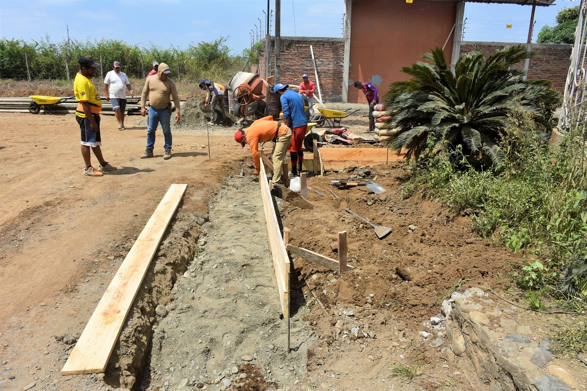 Obras de aceras y bordillos avanzan en el sector Diez de Agosto de Velasco Ibarra