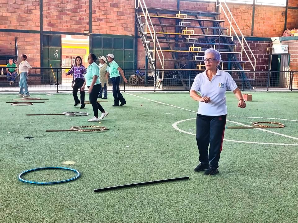 Adultos mayores de Salitre mantienen su actividad física en el coliseo municipal