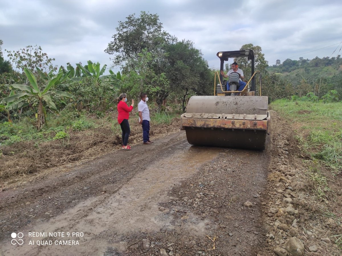 Maquinaria reconfigura lomas en camino a Buena Suerte para mejorar vialidad rural