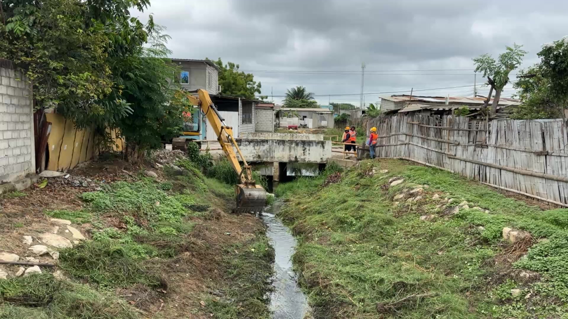 Interagua inicia limpieza de canales en Posorja para evitar inundaciones