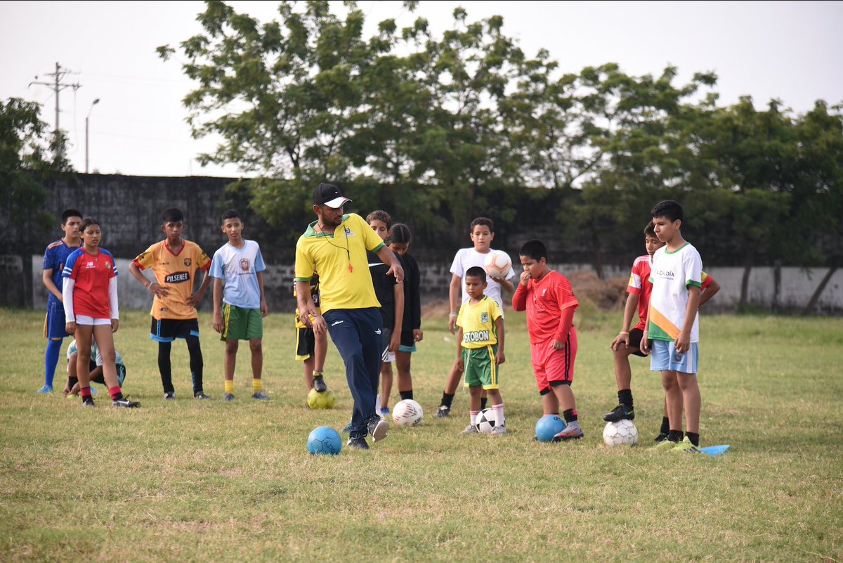 Jóvenes de Samborondón aprenden fútbol en la Escuela Municipal