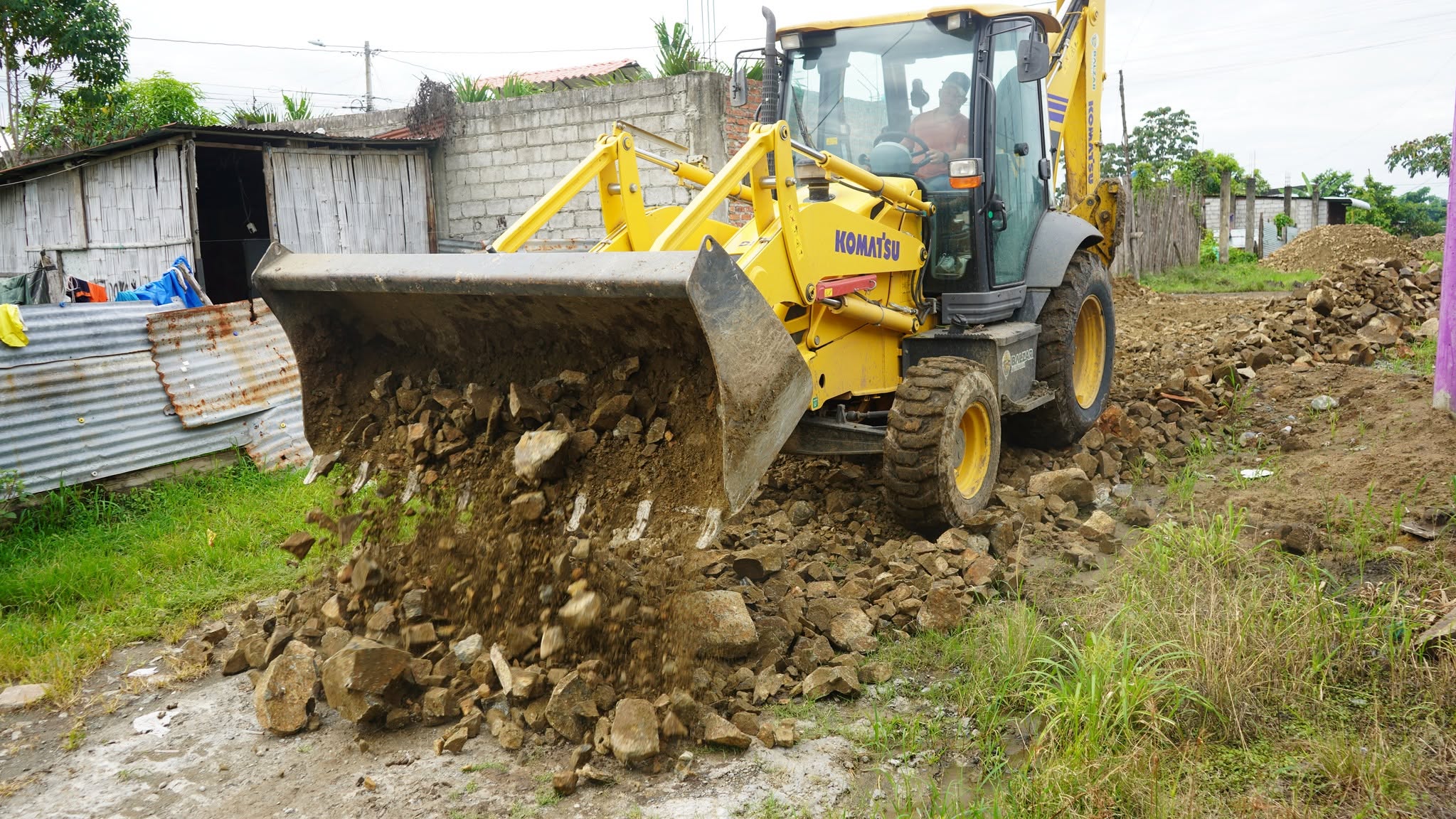 Alcaldía de Balzar reconforma calles en Los Manguitos con maquinaria municipal