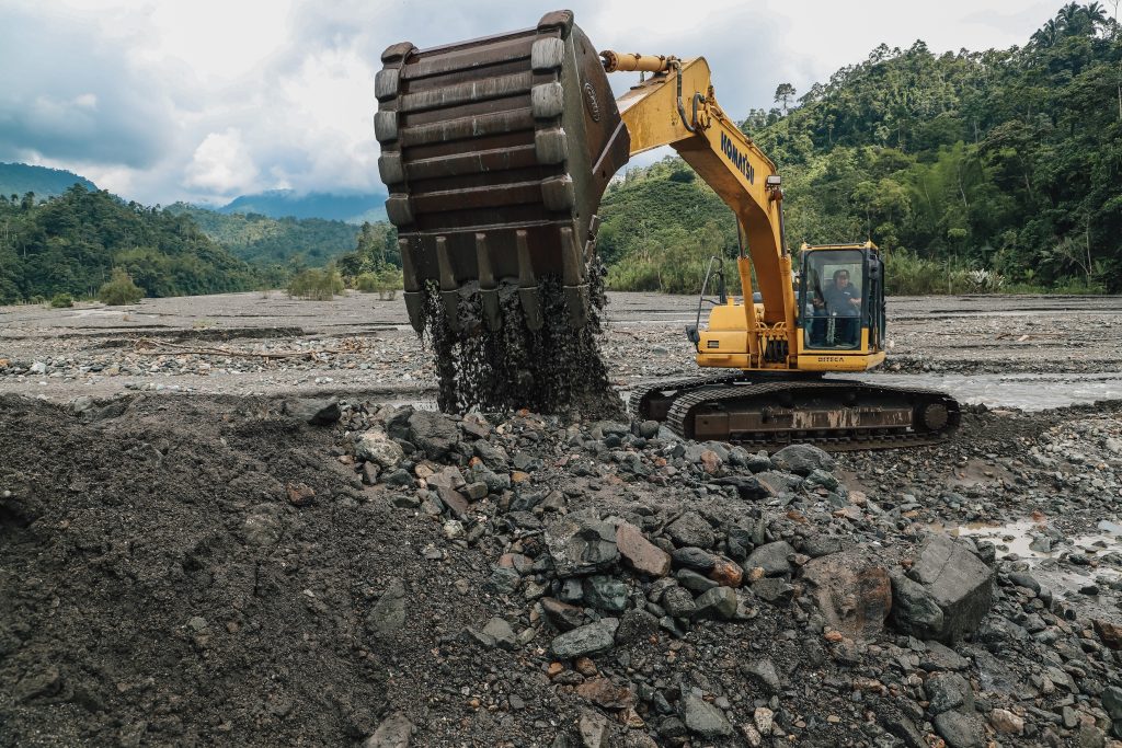 Prefectura del Guayas limpia cauce del río Blanco en El Triunfo ante alerta de El Niño