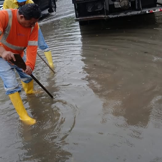 Municipio y EMAPAD limpian sumideros en El Recreo tras lluvias de madrugada