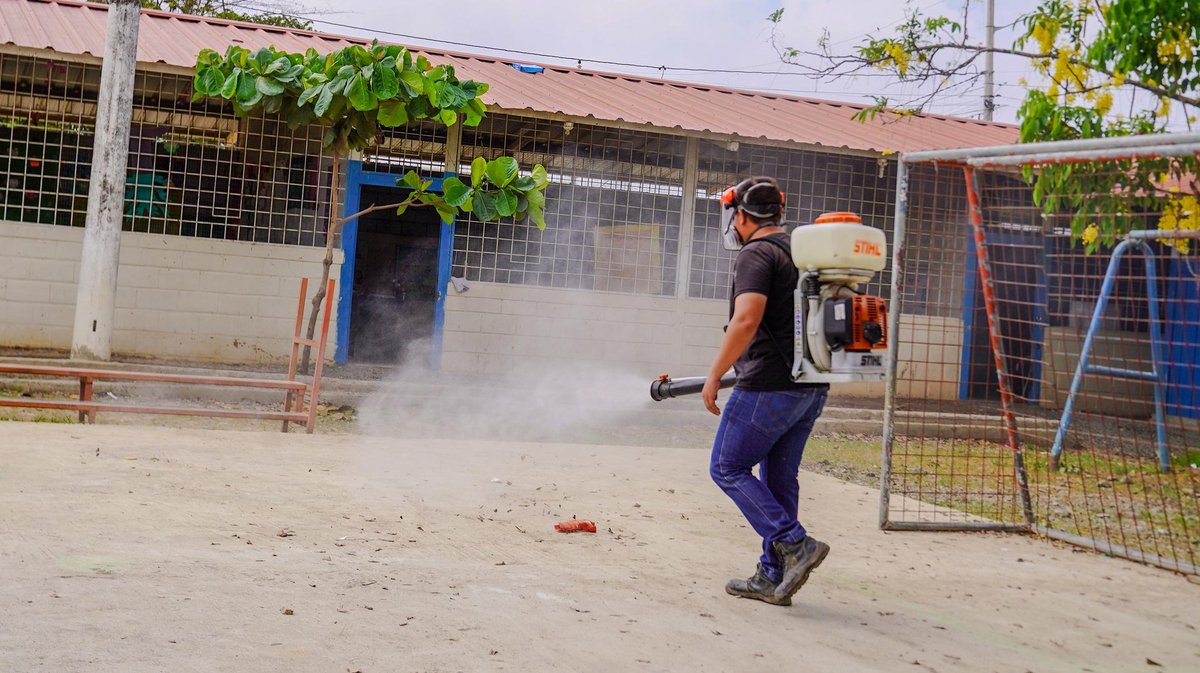 Equipo vectorial del GAD Durán fumiga Unidad Educativa Ciudad de Nazaret en Roberto Gilbert