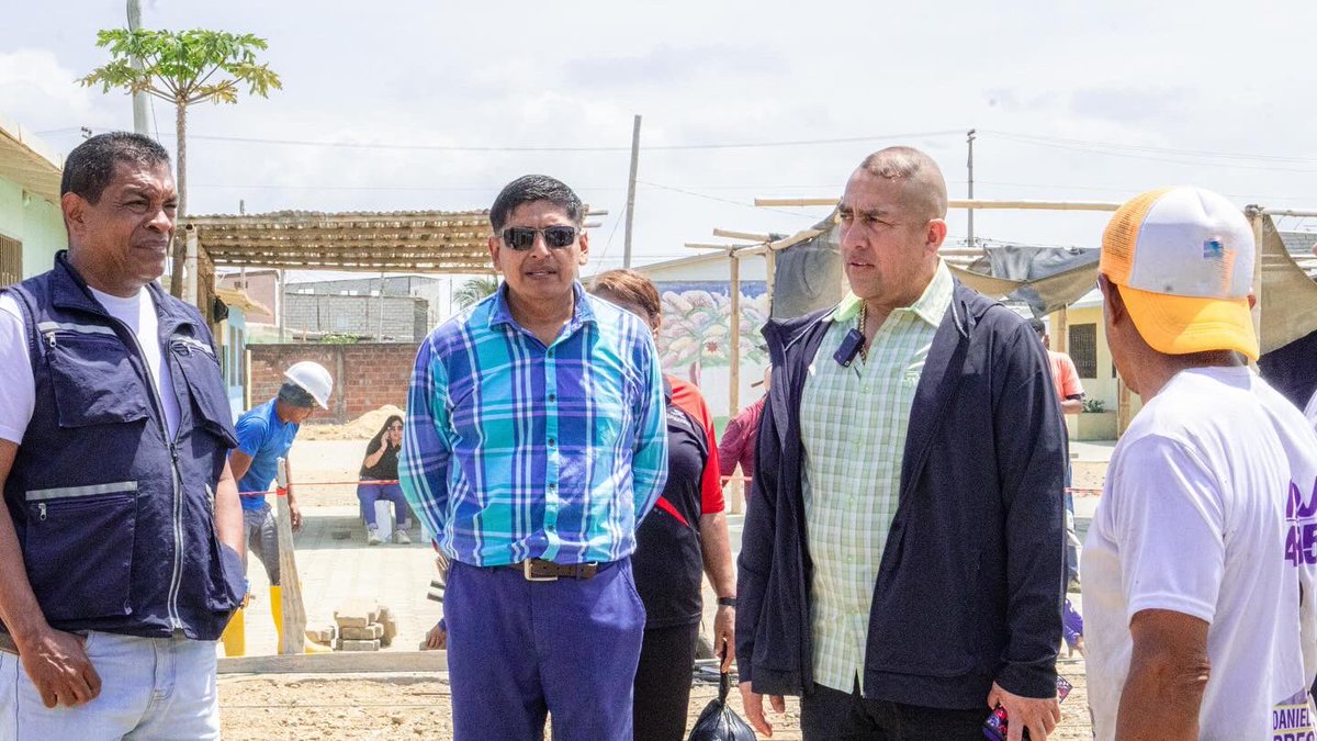 Alcaldía de Playas avanza en remodelación de cancha deportiva para Unidad Educativa