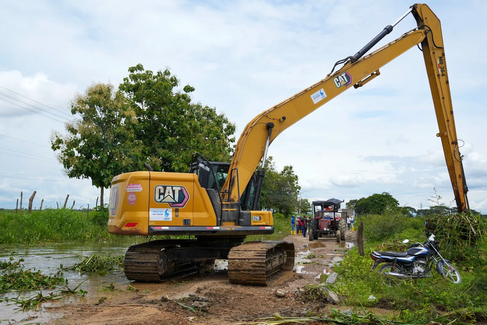 Prefectura del Guayas limpia canales en Durán rural; entrega ayuda a 230 familias