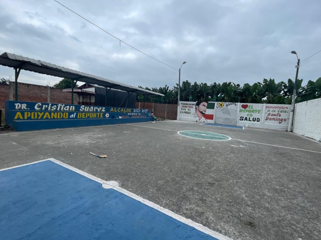 Alcaldía de Naranjito inicia mantenimiento en cancha de Santo Domingo