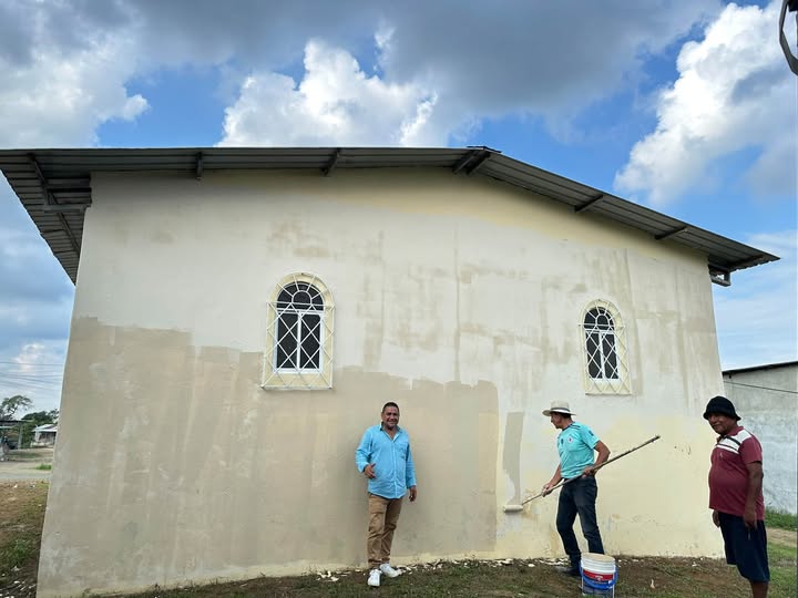 Mantenimiento de luminarias y pintura de iglesia renovan Carrizal para sus fiestas patronales