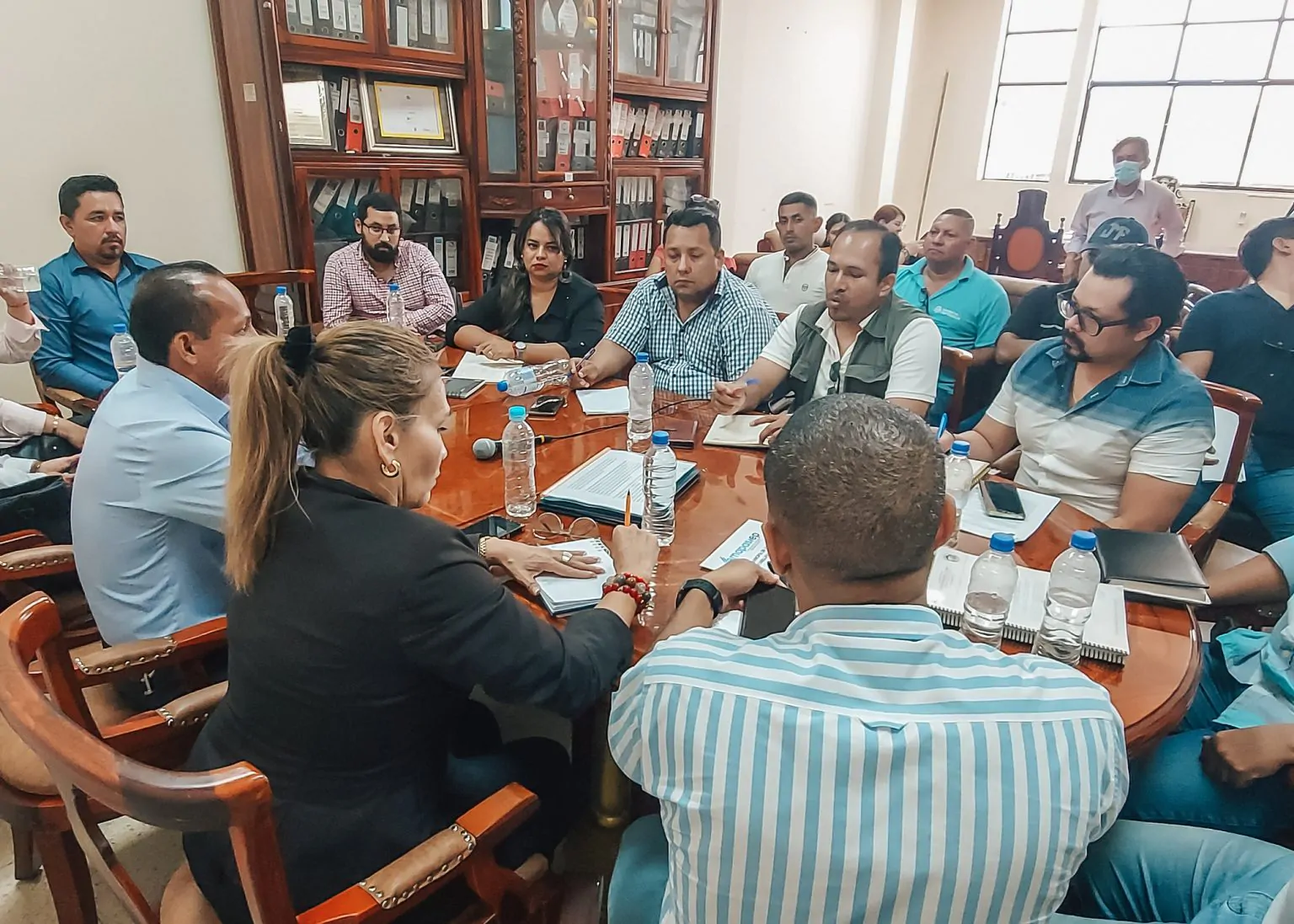 Prefectura del Guayas inspecciona draga abandonada en Salitre tras reclamo vecinal