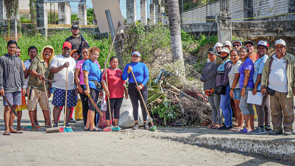 Servidores turísticos del Humboldt se unen en minga para limpiar antes del feriado