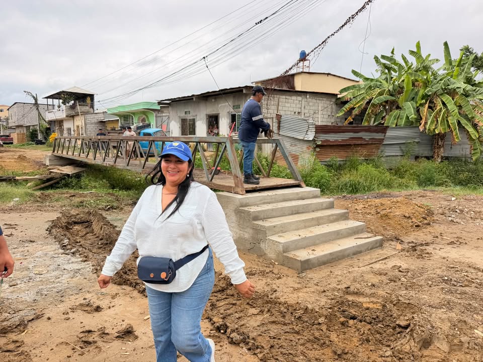 Puente metálico reubicado en La Fortuna mejora paso sobre canal ante lluvias