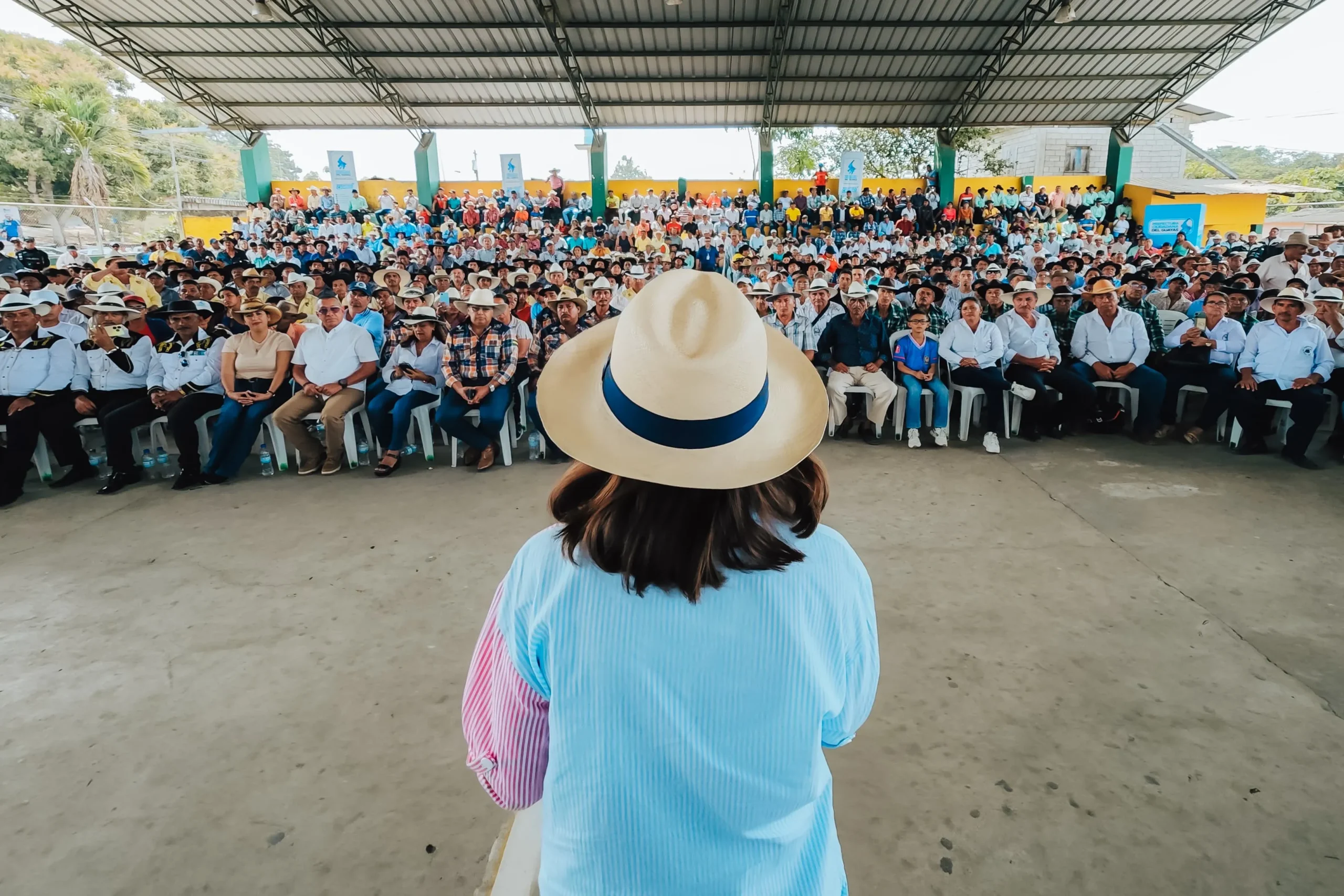Mil campesinos de General Vernaza dialogaron con la Prefectura del Guayas