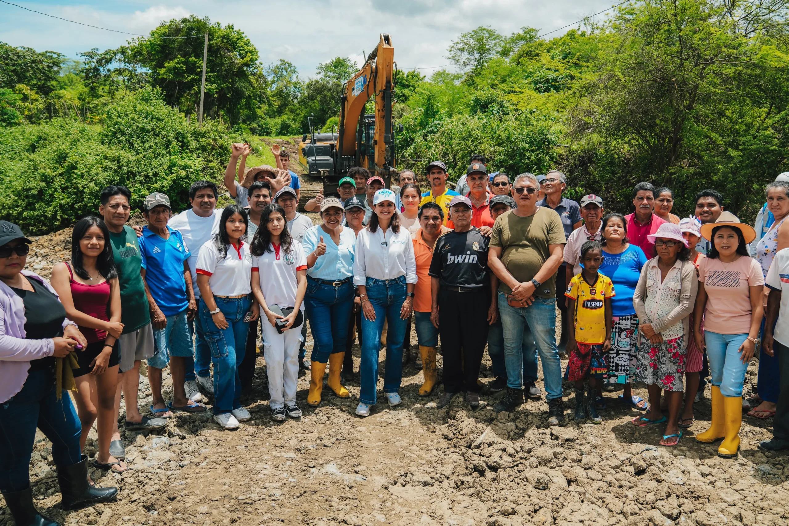 Prefectura del Guayas entrega botes a Bomberos de Bucay para emergencias acuáticas