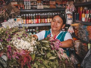 El esfuerzo matutino de las mujeres que sostienen los mercados de Guayaquil