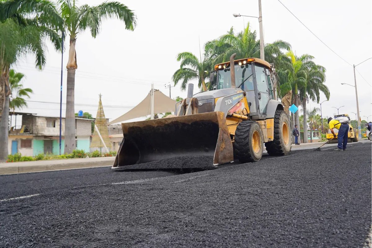 Continúan obras de bacheo en Av. León Febres Cordero para mejorar movilidad en Durán