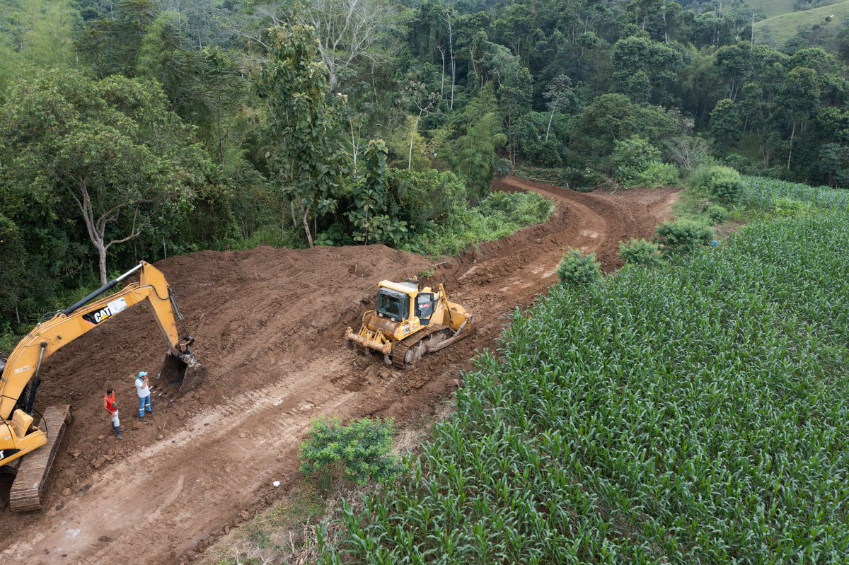Mejoran caminos vecinales en El Empalme con apoyo de la Prefectura del Guayas